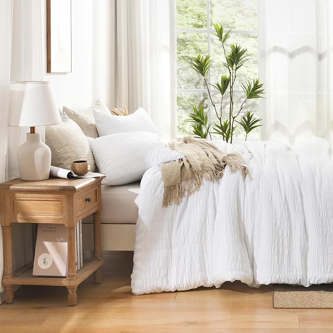 AveLom Seersucker King Comforter Set (104x90 inches), 3 Pieces - 100% Soft Washed Microfiber Lightweight Comforter with 2 Pillowcases, All Season Down Alternative Comforter Set for Bedding, White